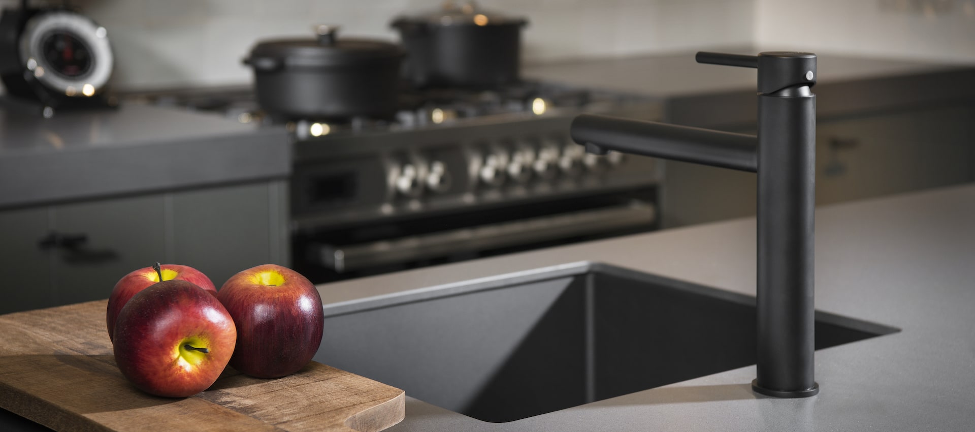 Hintergrundbild einer Caressi-Armatur in schwarzer Küche