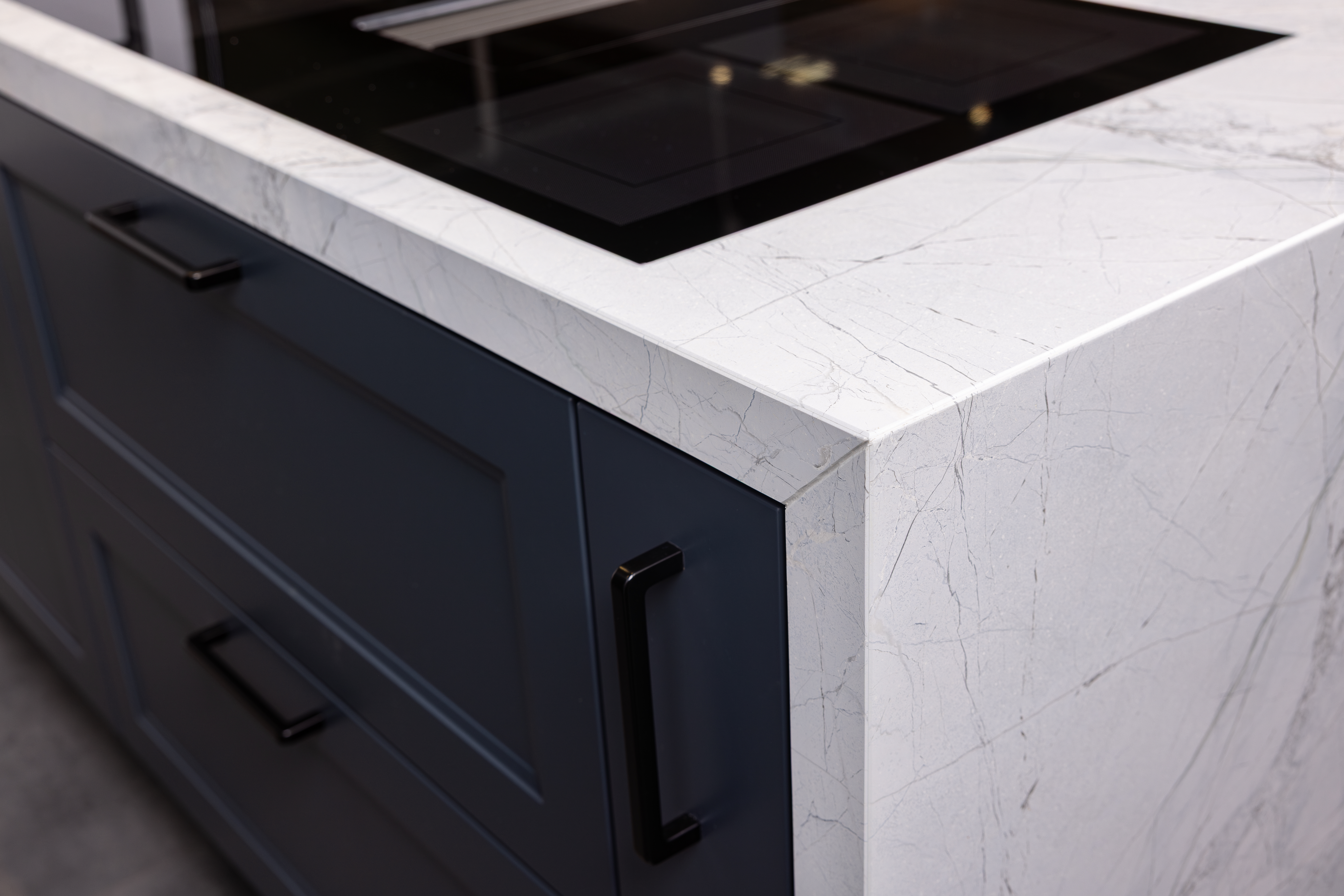 Beleuchtete Marmor-Arbeitsplatte des Herstellers Steinart Manufaktur