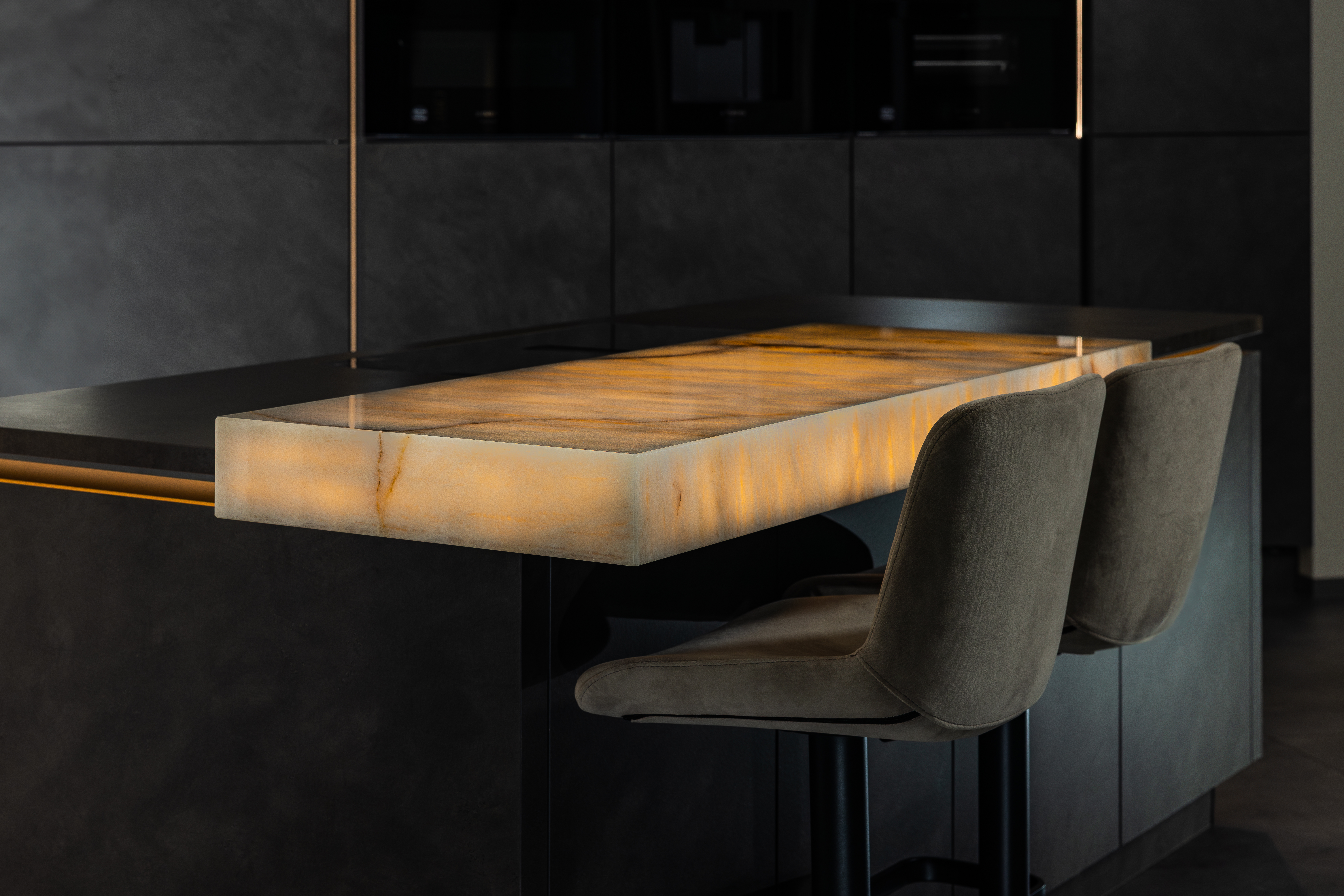 Nahaufnahme einer Stein-Arbeitsplatte auf Gehrung des Herstellers Steinart Manufaktur