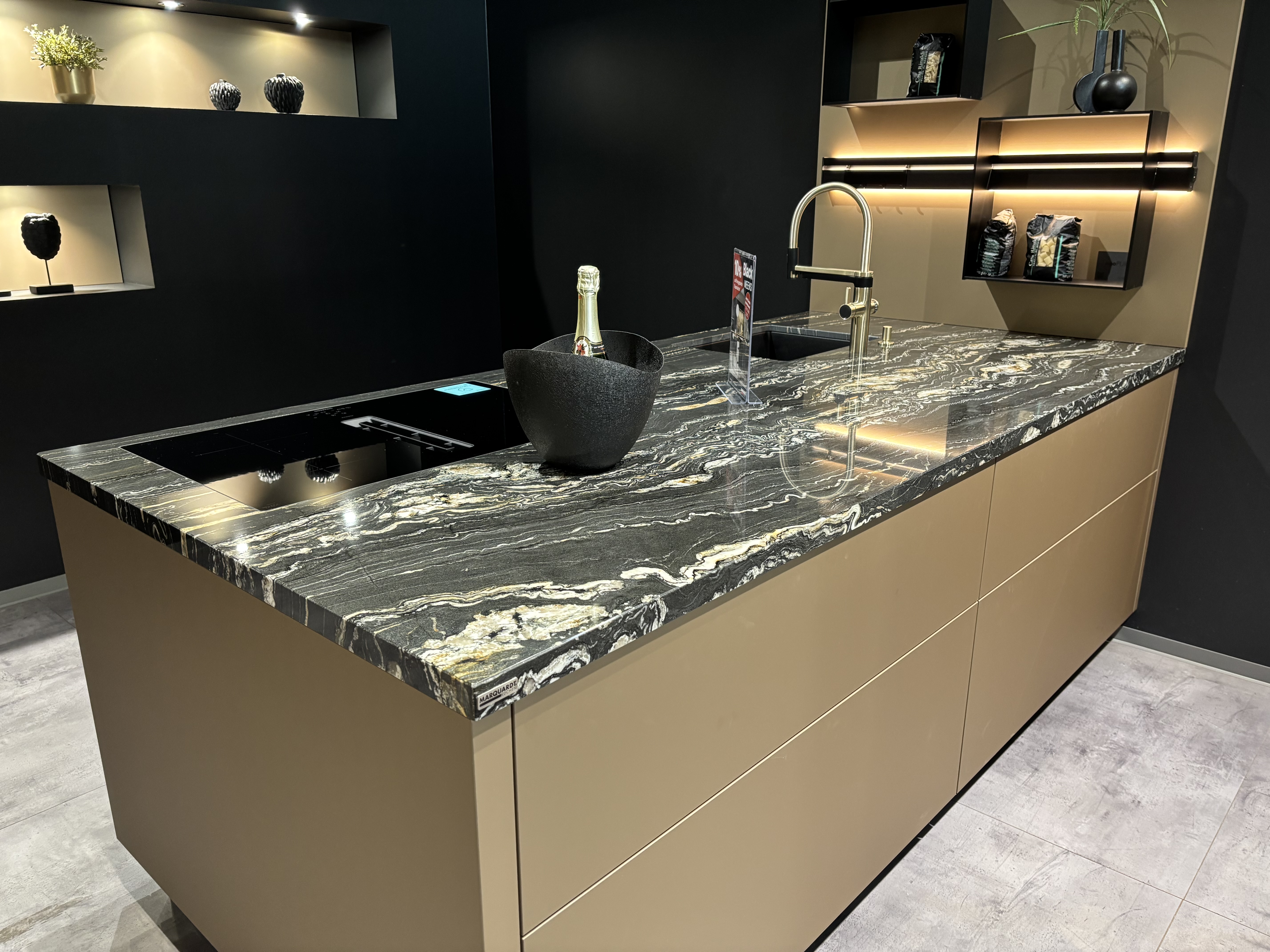 Moderne Einbauküche mit Weinkühlschrank des Herstellers Caso